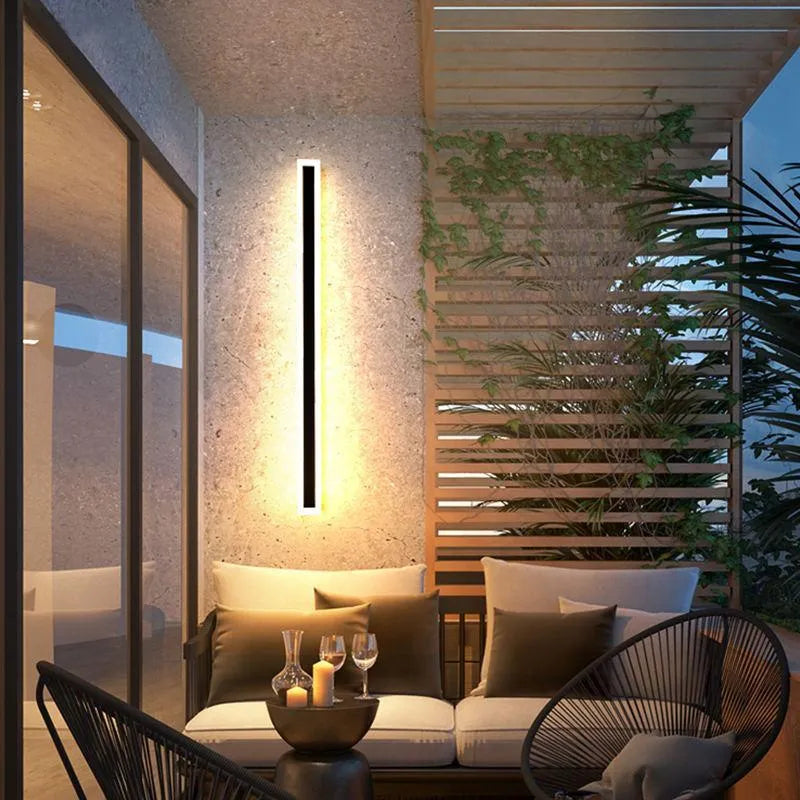 Elegant LED-vägglampa med slimmad design och IP65-vattenskydd