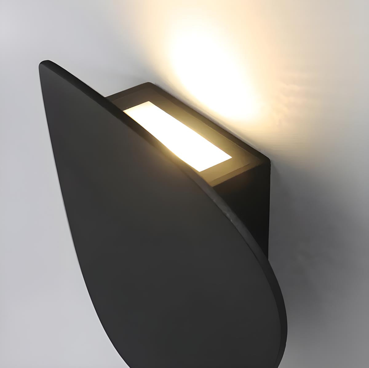 Elegant LED-vägglampa med energioptimerad belysning