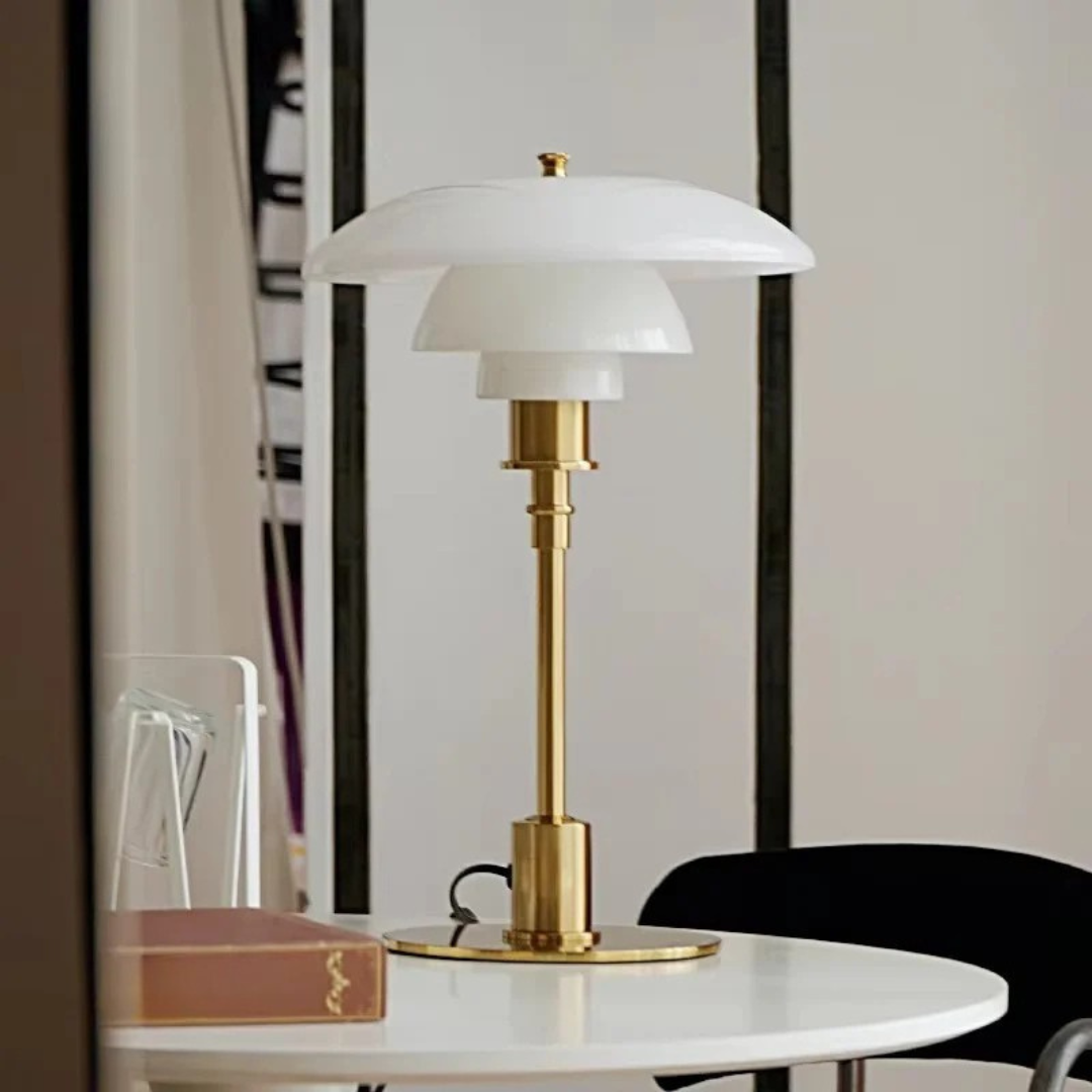 Elegant Natlampe med Glas Skærm og Justerbar Lysstyrke