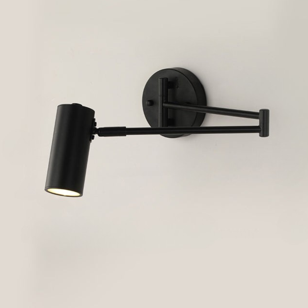 Elegant vägglampa med justerbar arm och metallskärm