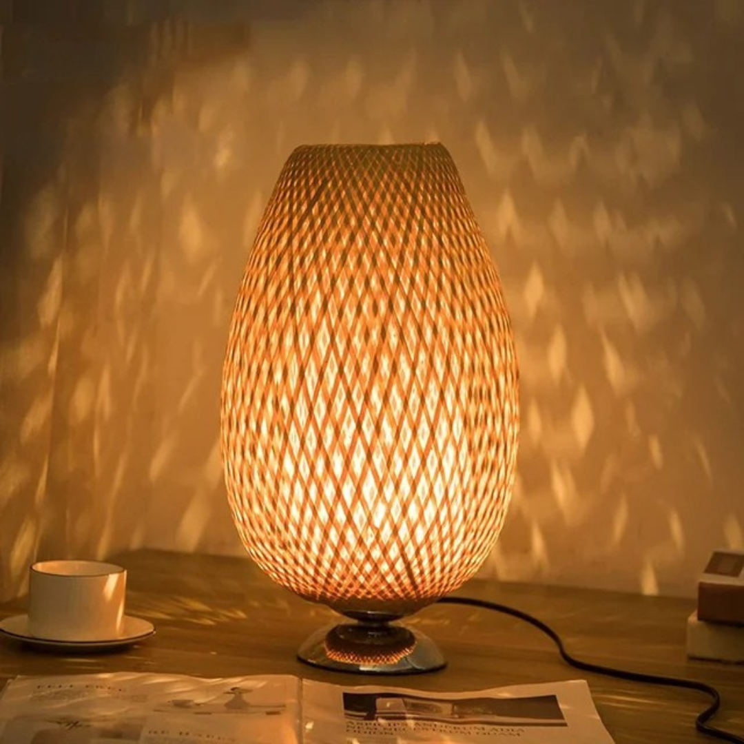 Bordslampa i hållbar bambu med handvävd lampskärm