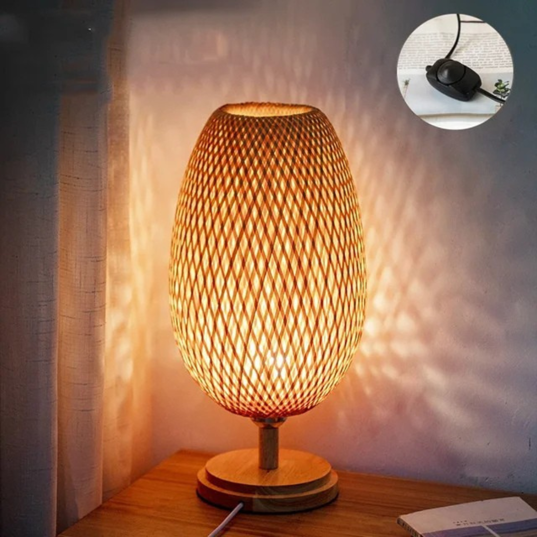 Bordslampa i hållbar bambu med handvävd lampskärm