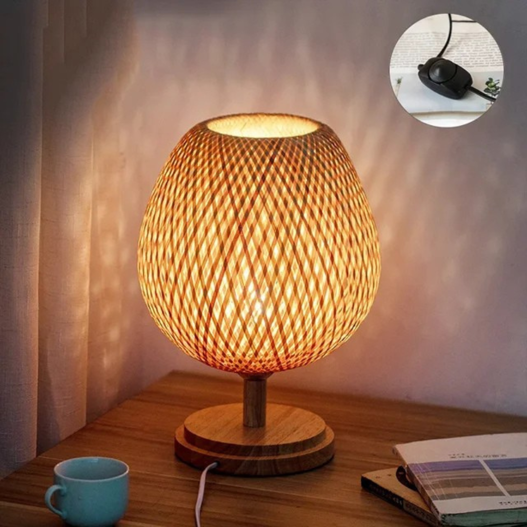 Bordslampa i hållbar bambu med handvävd lampskärm