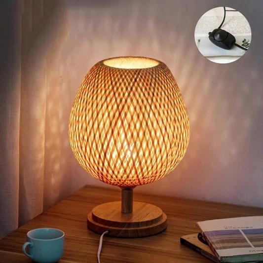 Bordlampe i Bæredygtig Bambus med Håndvævet Lampeskærm