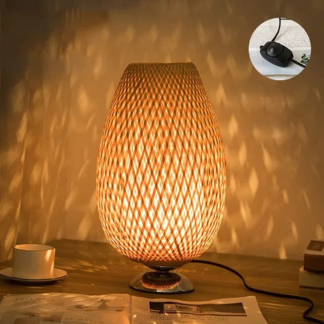 Bordslampa i hållbar bambu med handvävd lampskärm