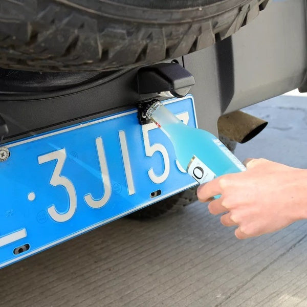 Nummerskyltsmonterad flasköppnare