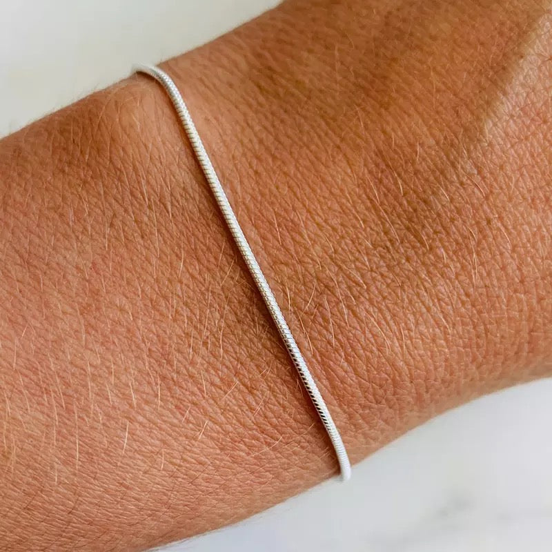 Sublimér dit look med den elegante Slangekædearmbånd