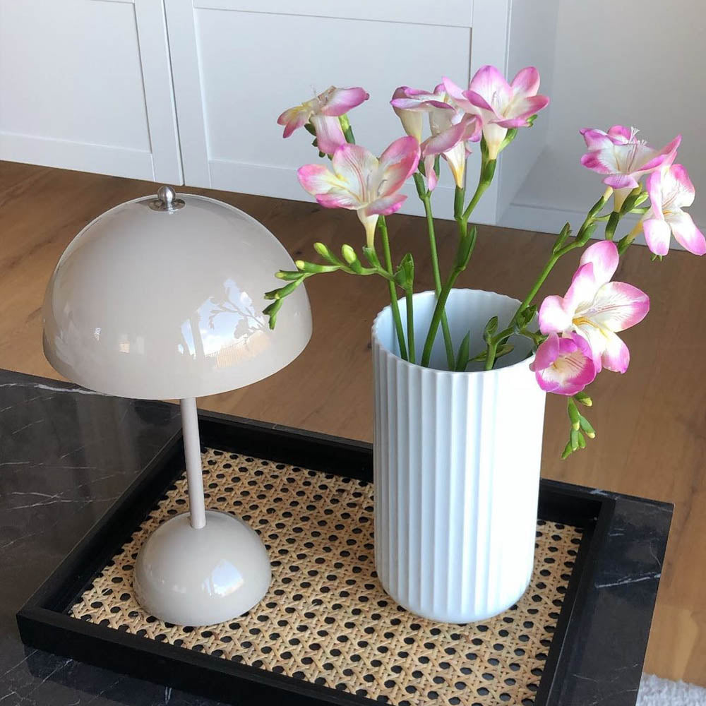 Trådløs Sengelampe med LED – Stilrent Design og Blødt Lys