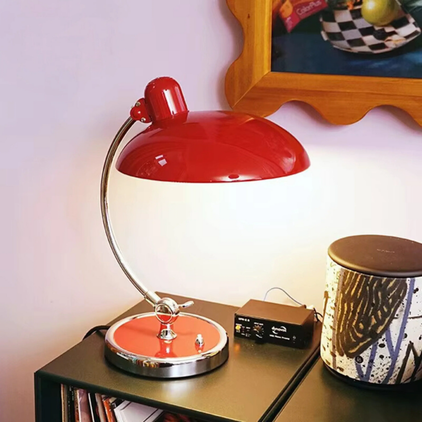 Stilren bordslampa i krom med Bauhaus-design