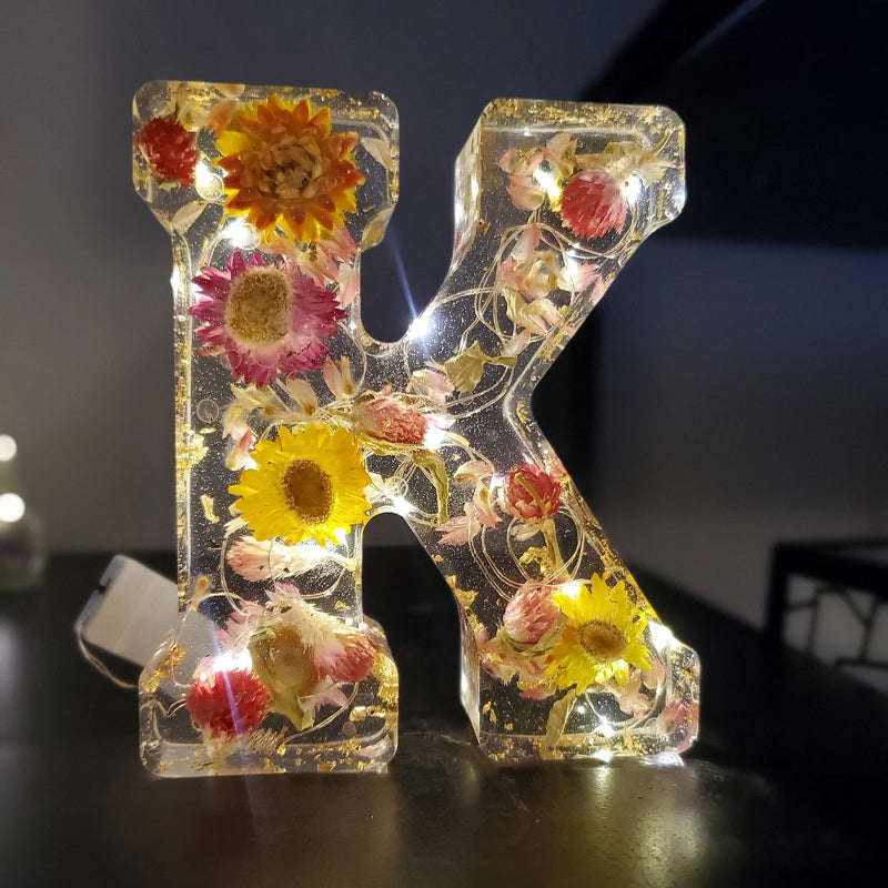 Nattelys med Tørrede Blomster Bogstaver
