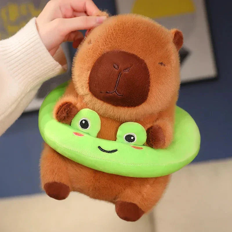 Fluffy Capybara med flytande plyschleksak