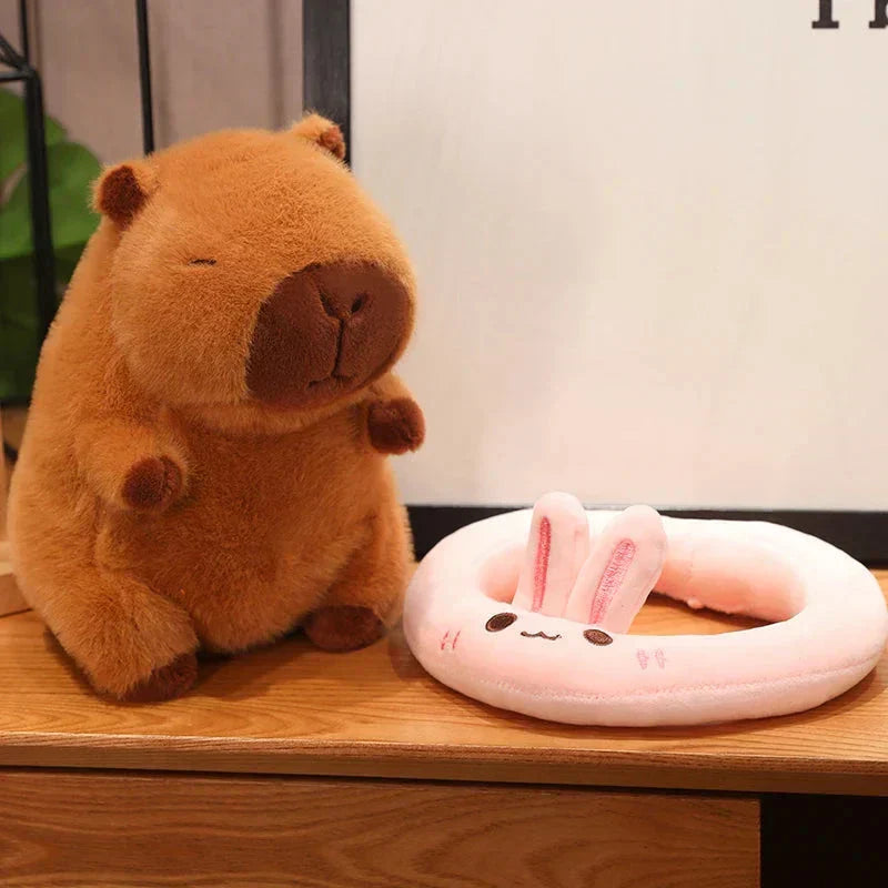 Fluffy Capybara med flytande plyschleksak
