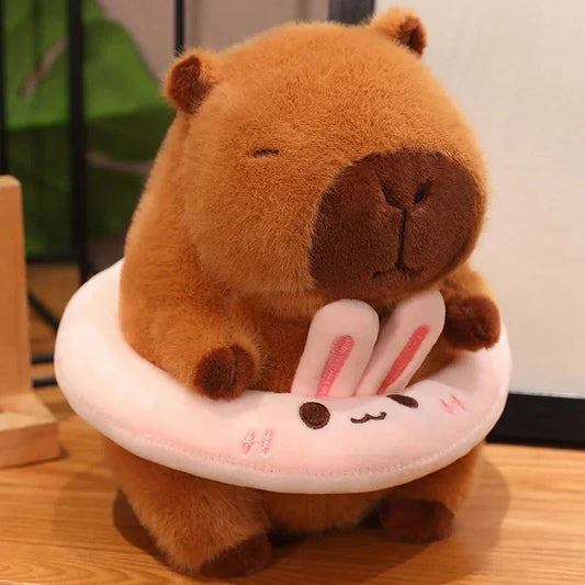 Fluffy Capybara med flytande plyschleksak