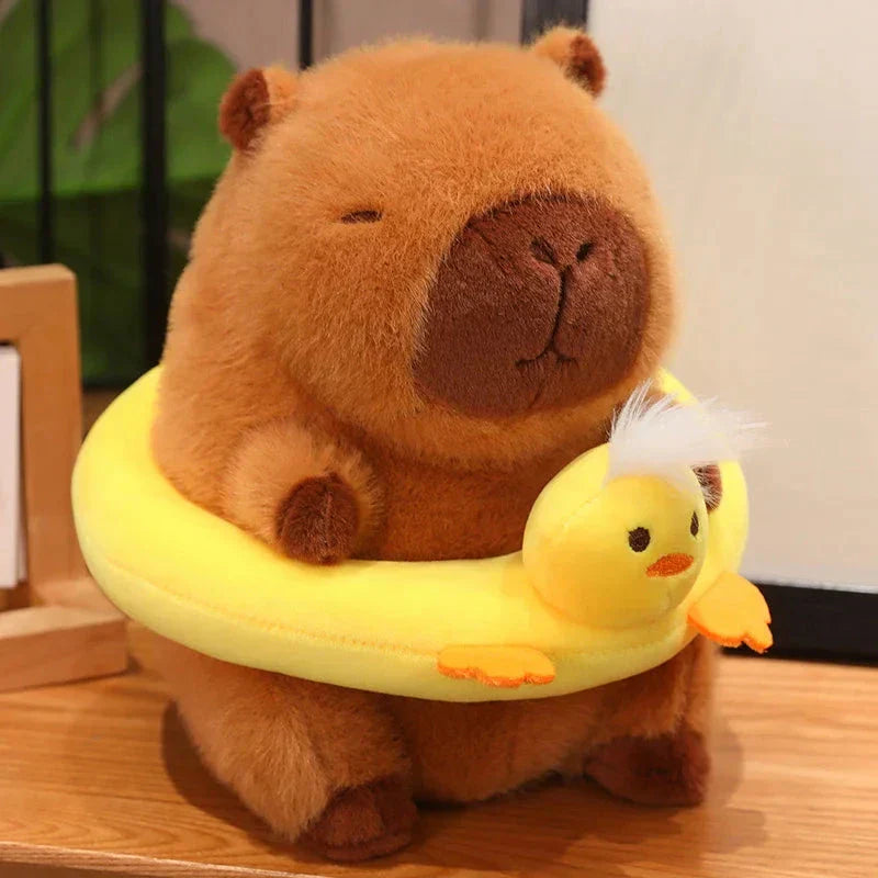 Fluffy Capybara med flytande plyschleksak