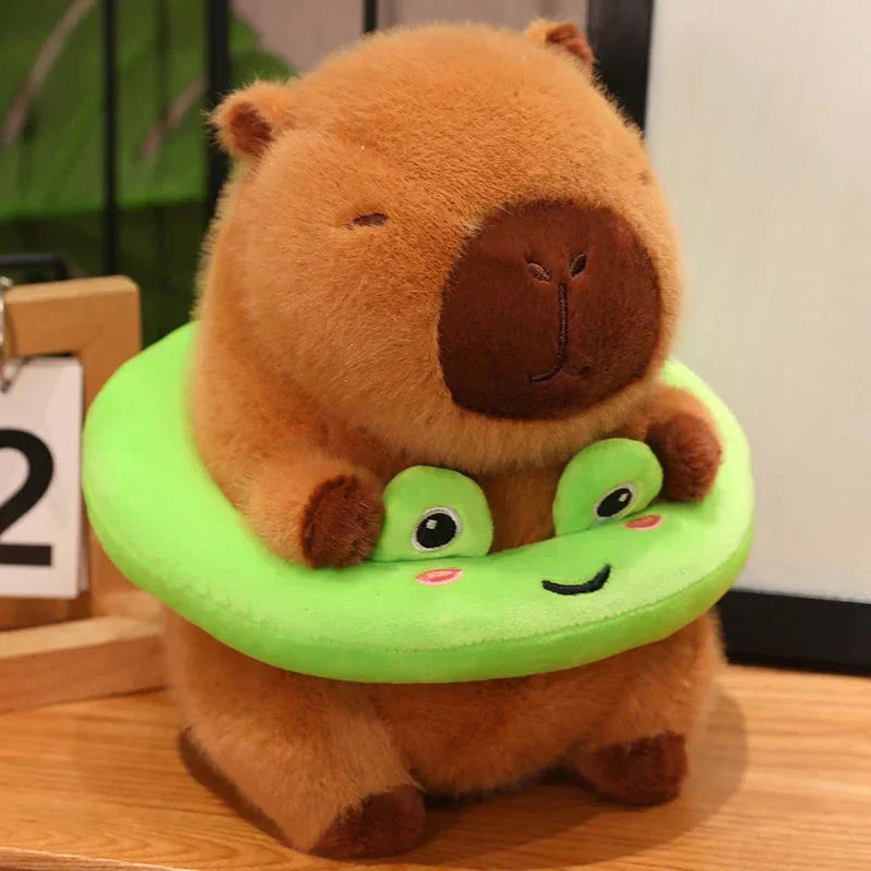 Fluffy Capybara med flytande plyschleksak