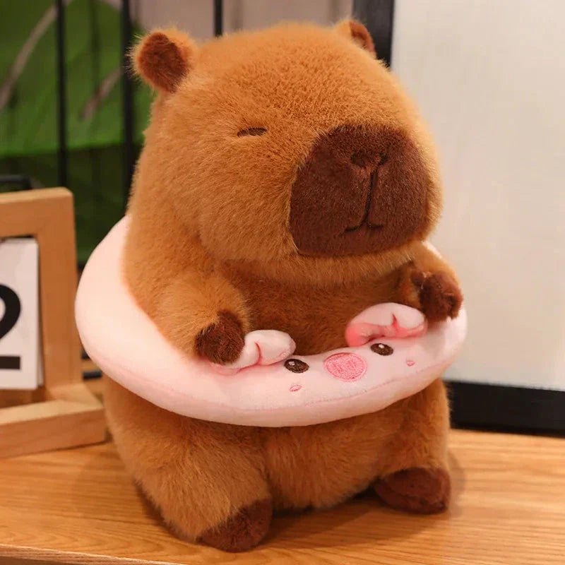 Fluffy Capybara med flytande plyschleksak