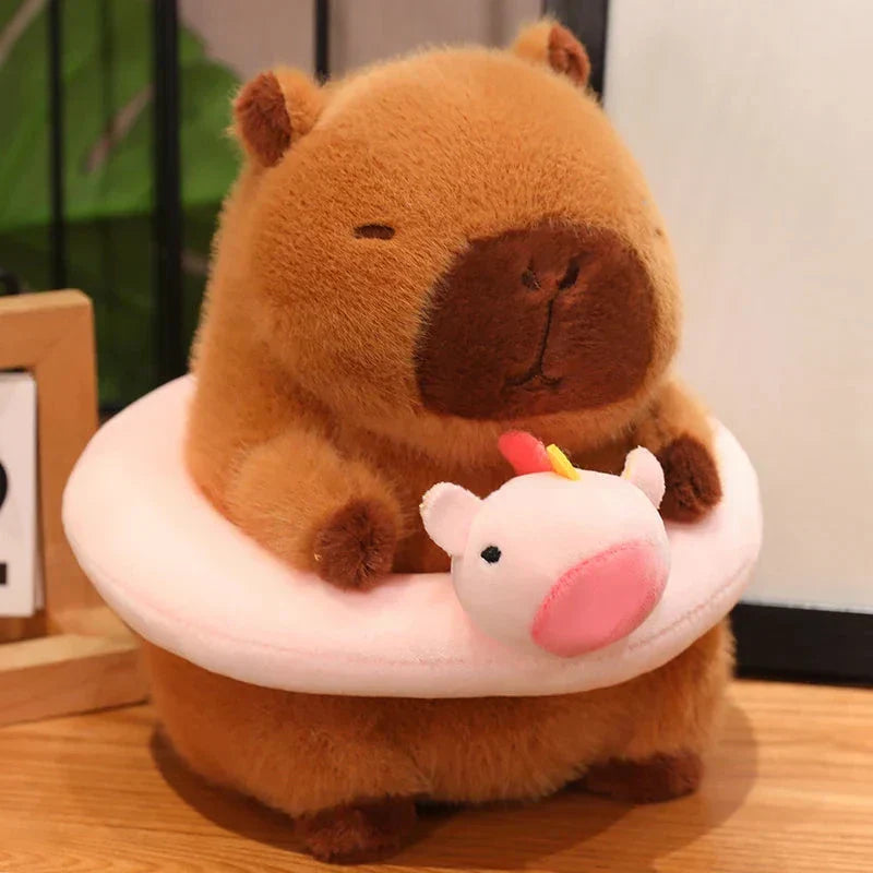 Fluffy Capybara med flytande plyschleksak