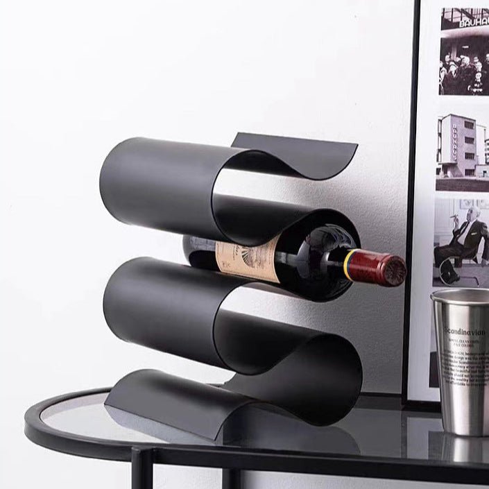 Elegant vinställ i metall med platsbesparande S-design