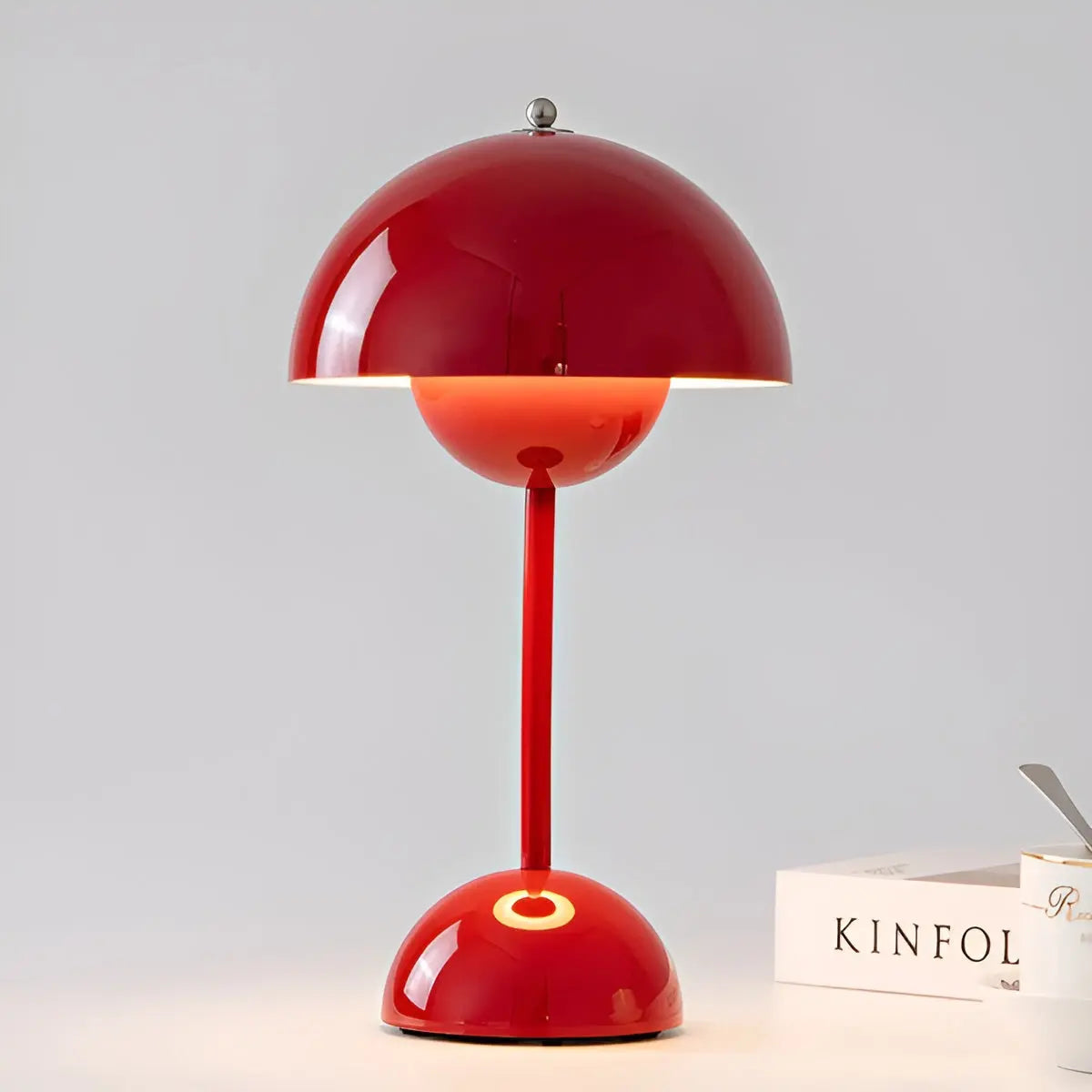 Elegant skandinavisk bordslampa med justerbart ljus