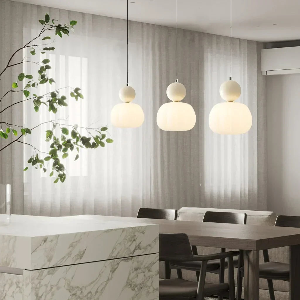 Elegant pendel i art déco-stil med mjuk belysning