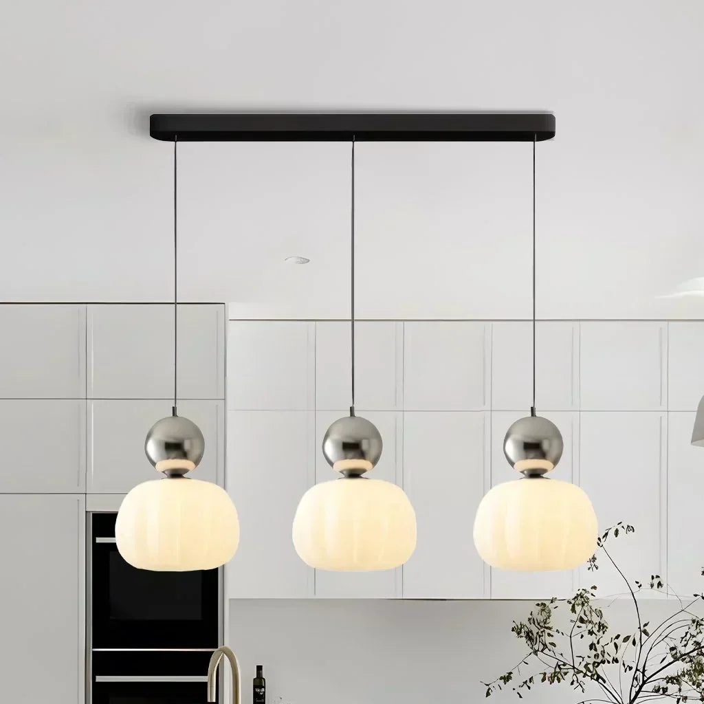 Elegant pendel i art déco-stil med mjuk belysning