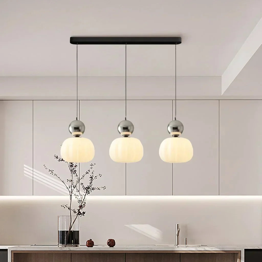Elegant pendel i art déco-stil med mjuk belysning