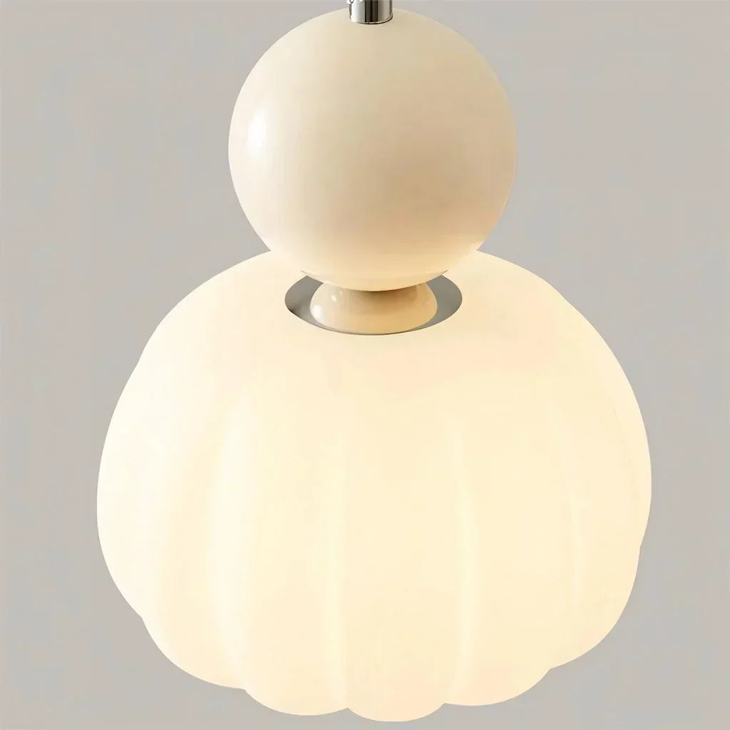 Elegant pendel i art déco-stil med mjuk belysning