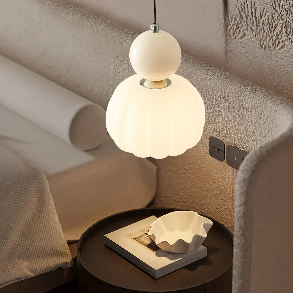 Elegant pendel i art déco-stil med mjuk belysning