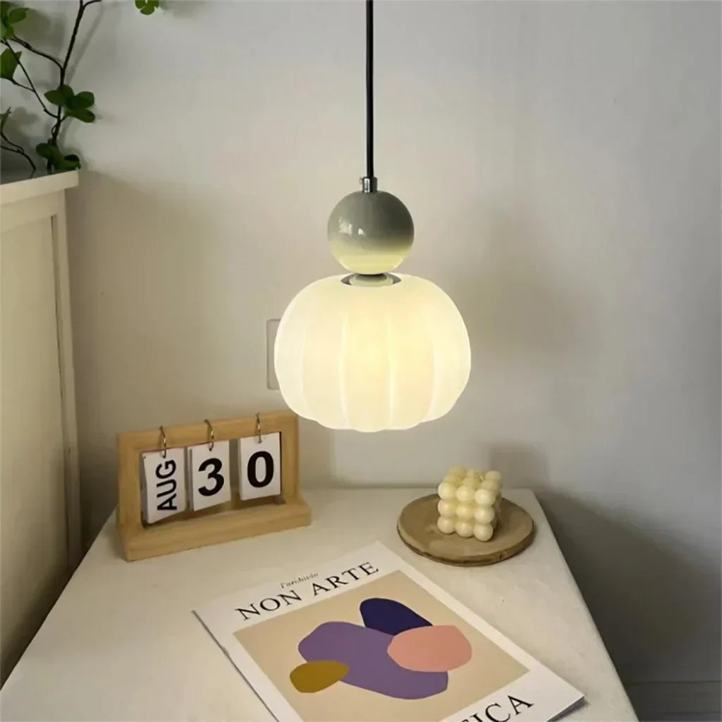 Elegant pendel i art déco-stil med mjuk belysning