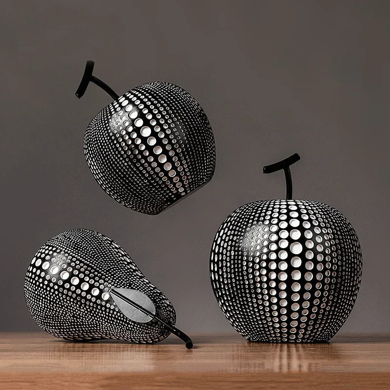 Elegant äppelskulptur med svartvita prickar – nordisk design
