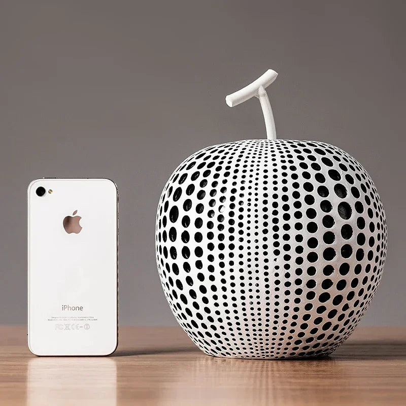 Elegant äppelskulptur med svartvita prickar – nordisk design