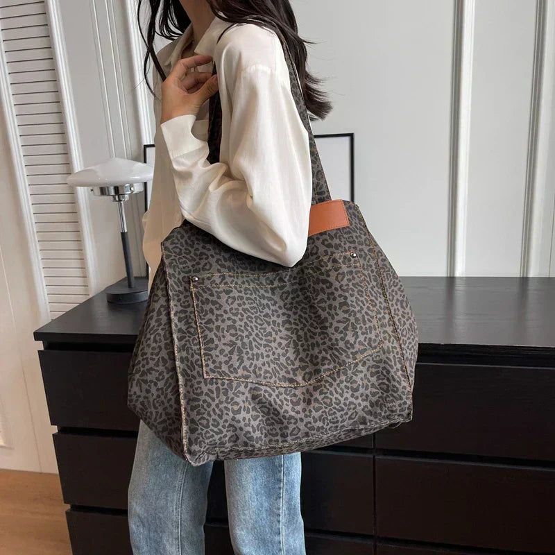 Oversized skuldertaske i stof med leopardmønster - lilla