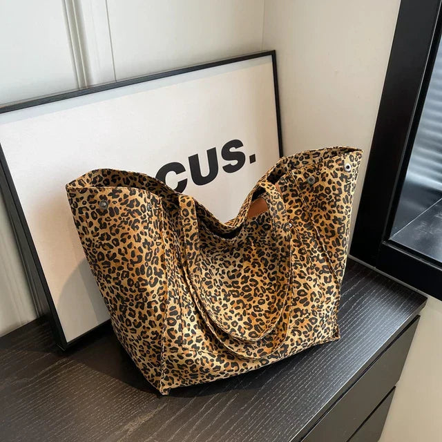 Oversized skuldertaske i stof med leopardmønster - lilla