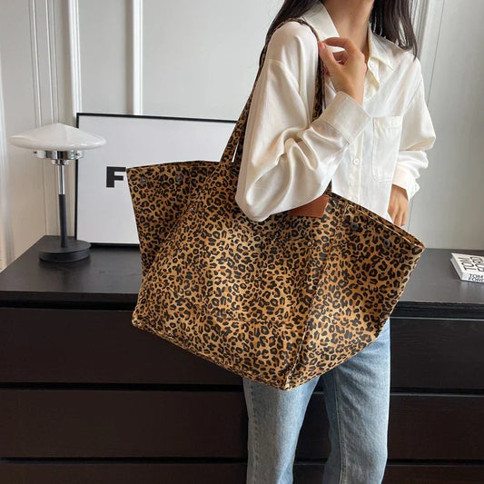 Oversized skuldertaske i stof med leopardmønster - lilla