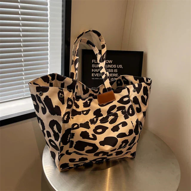 Oversized skuldertaske i stof med leopardmønster - lilla