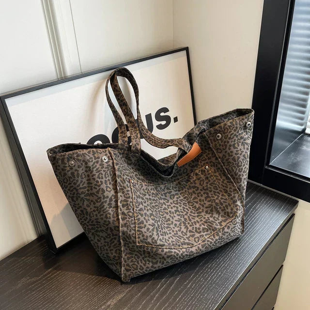 Oversized skuldertaske i stof med leopardmønster - lilla