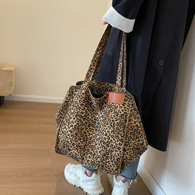 Oversized skuldertaske i stof med leopardmønster - lilla