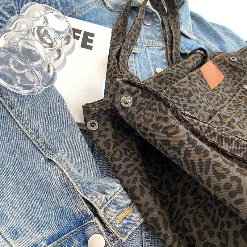 Oversized skuldertaske i stof med leopardmønster - lilla
