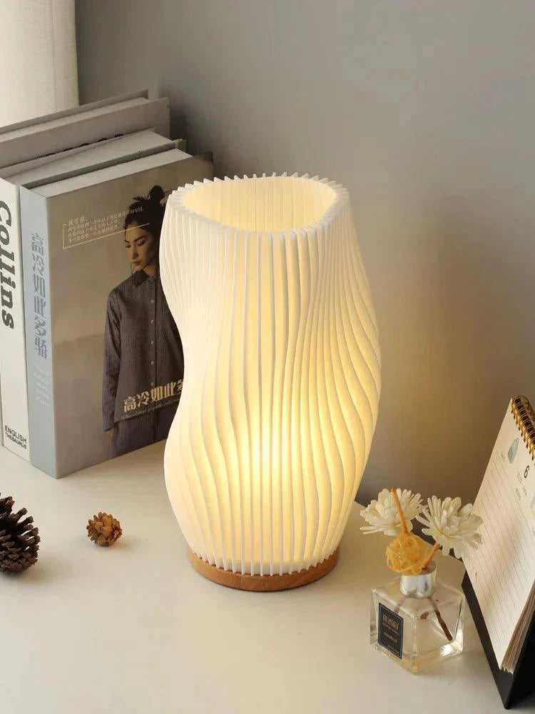 Stilren fransk golvlampa med varm belysning