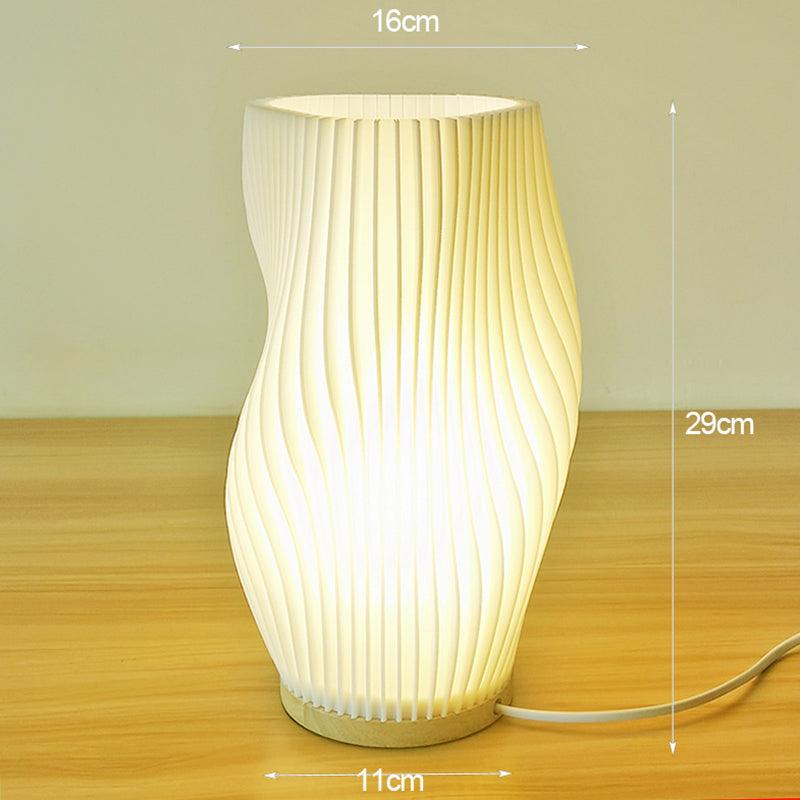 Stilren fransk golvlampa med varm belysning