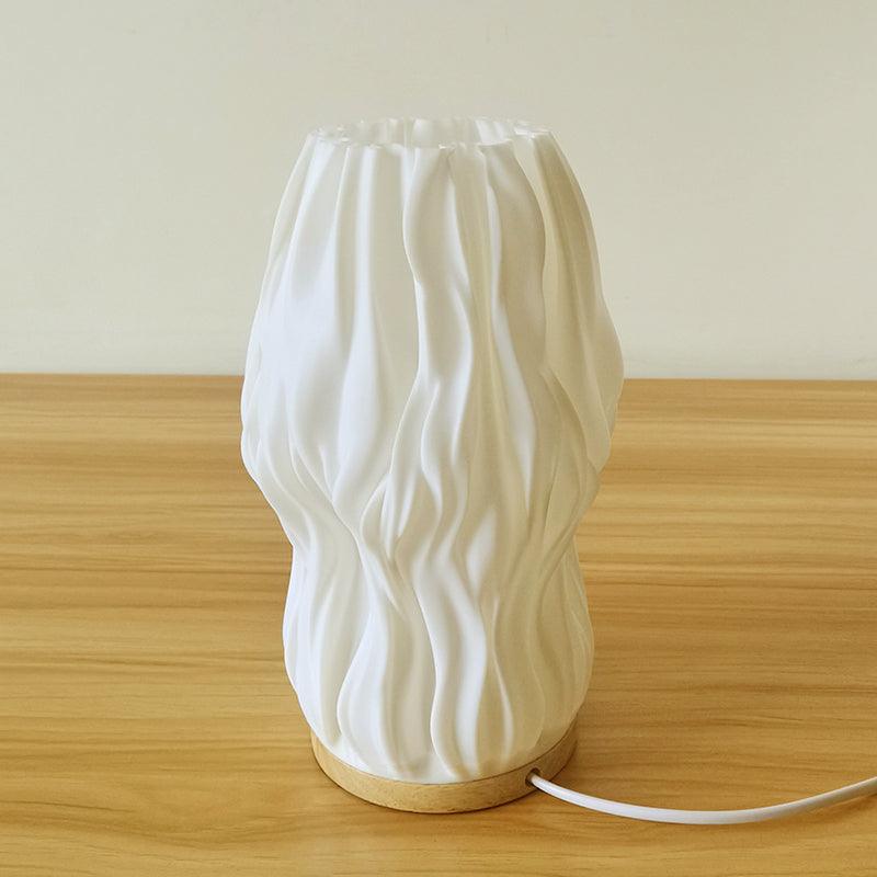 Stilren fransk golvlampa med varm belysning