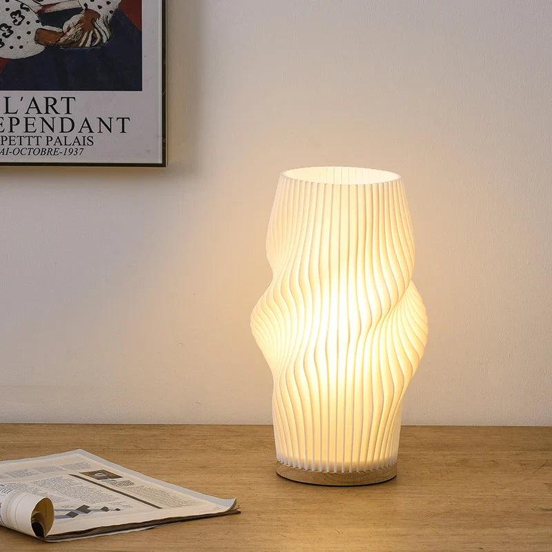 Stilren fransk golvlampa med varm belysning