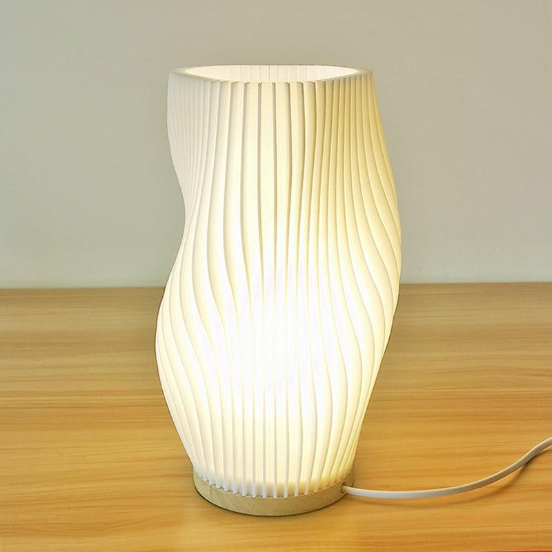 Stilren fransk golvlampa med varm belysning