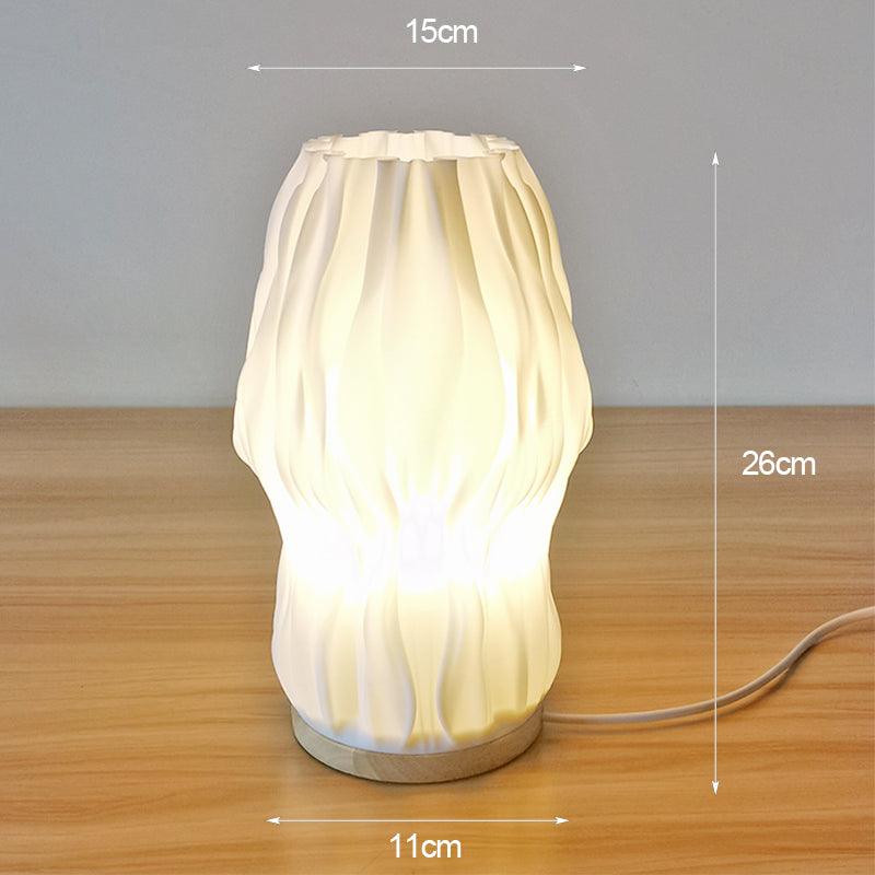 Stilren fransk golvlampa med varm belysning