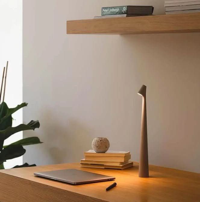 Genopladelig bærbar LED-bordlampe