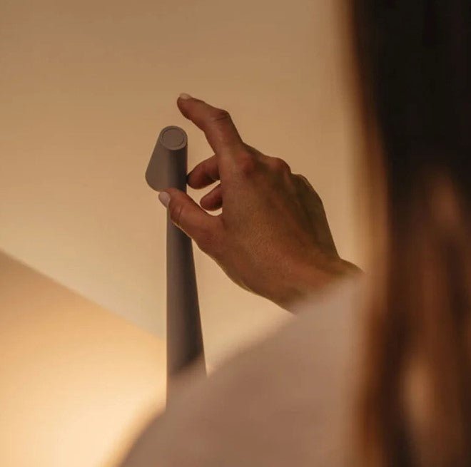Trådløs LED-lampe med minimalistisk design og touch-funktion