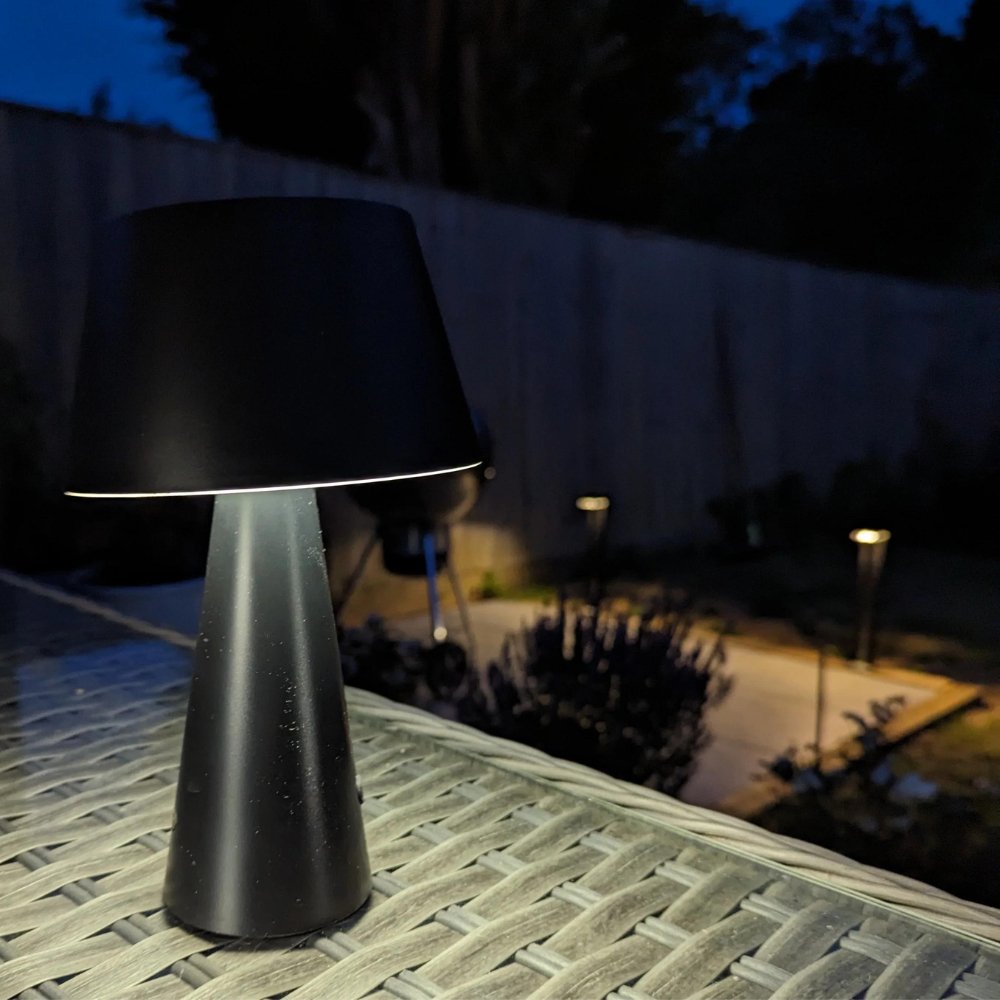 Elegant, trådløs bordlampe med justerbart LED-lys