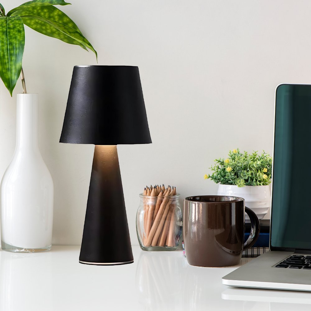 Elegant, trådløs bordlampe med justerbart LED-lys