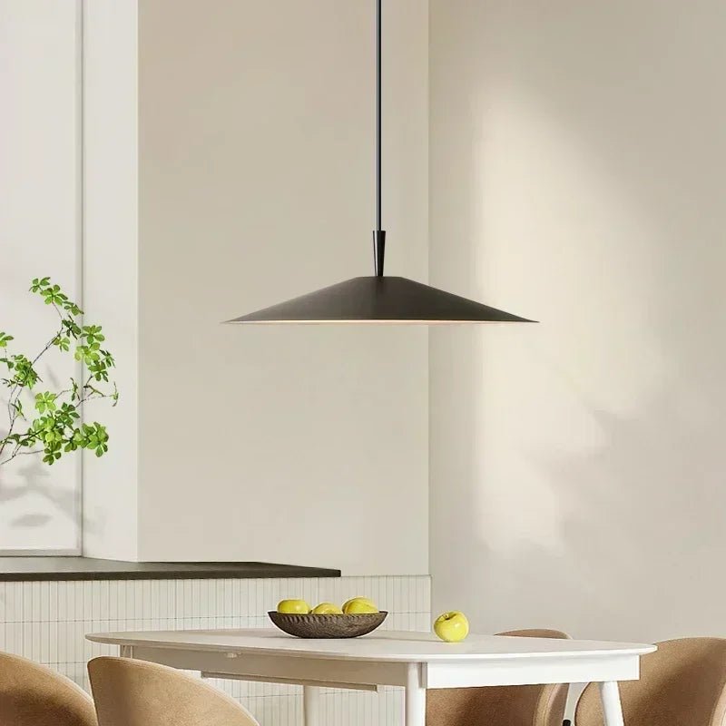 Pendellampa i aluminium med varmt ljus för modern inredning
