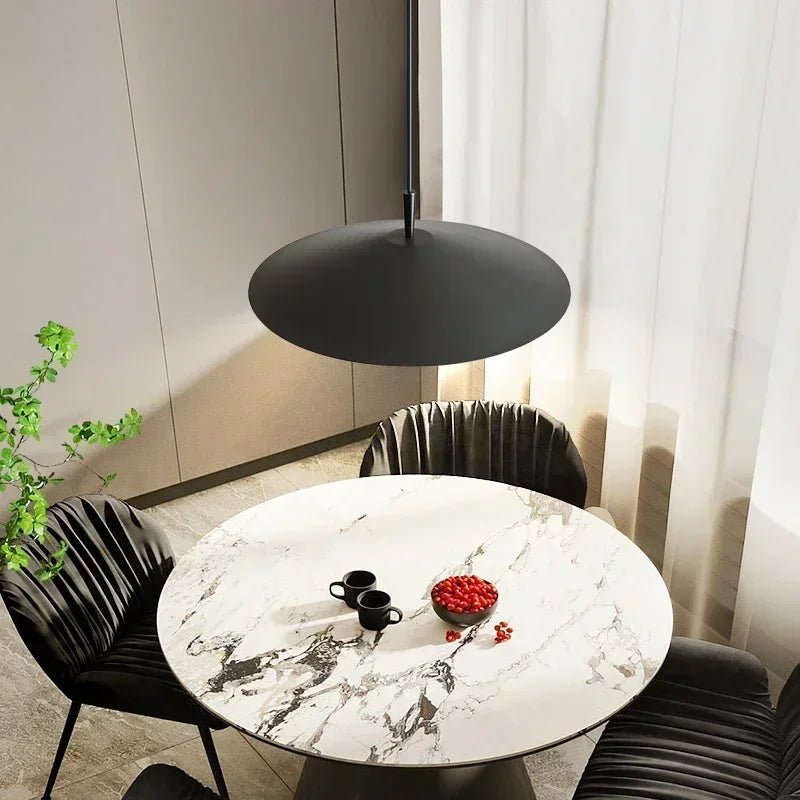 Pendellampa i aluminium med varmt ljus för modern inredning